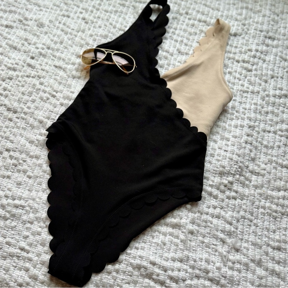 Shein Women's Scalloped Two-Tone Scalloped One Piece Size L